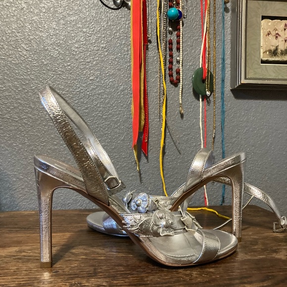 Michael Kors Tricia Leather Metallic Silver Floral Heel Sandals - Picture 5 of 6